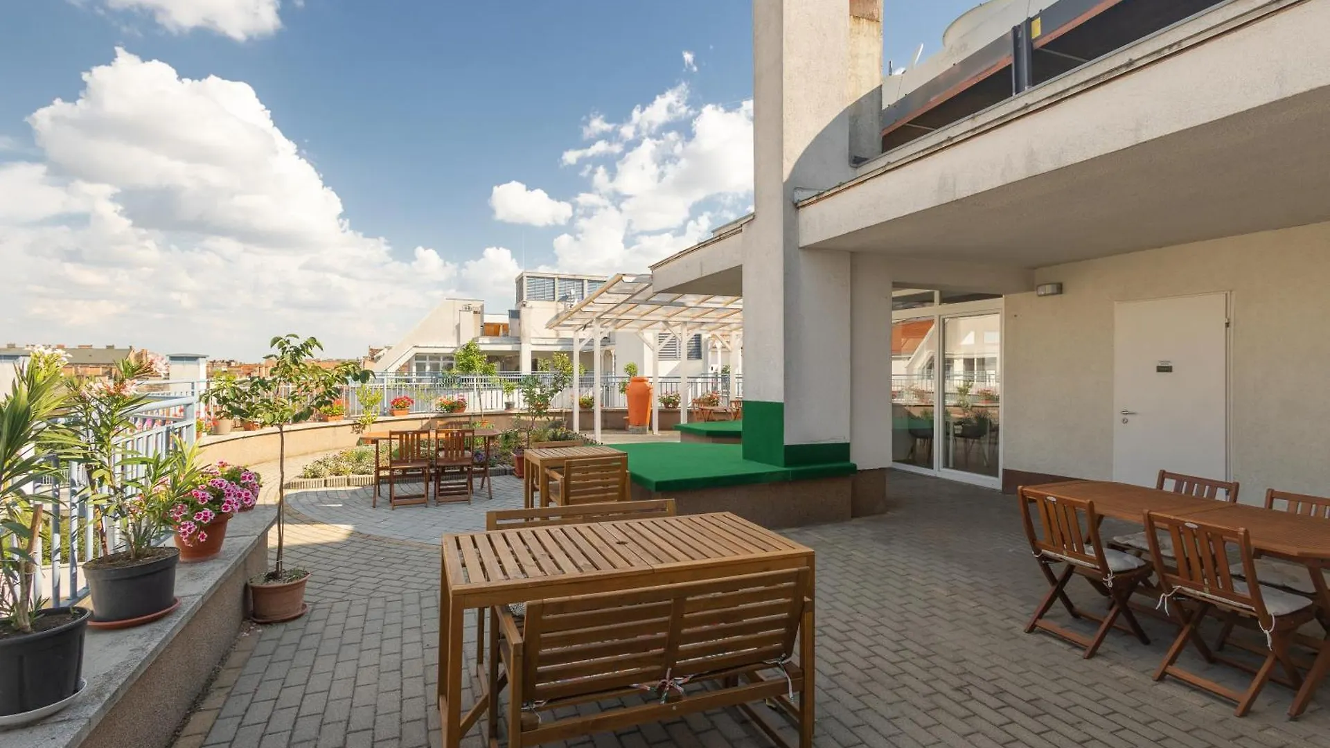 Hotel Rooftop City Residence With Deep Garage Budapest