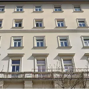Apartamento B3, Budapeste
