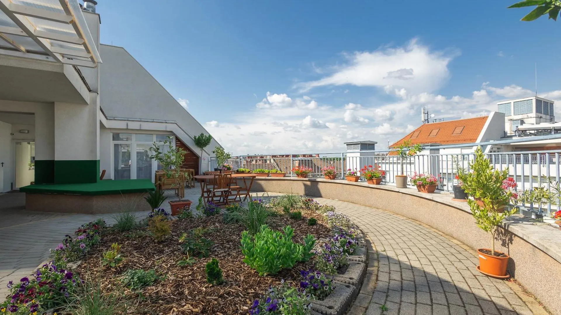 *** Hotel Rooftop City Residence With Deep Garage Budapest Hungary