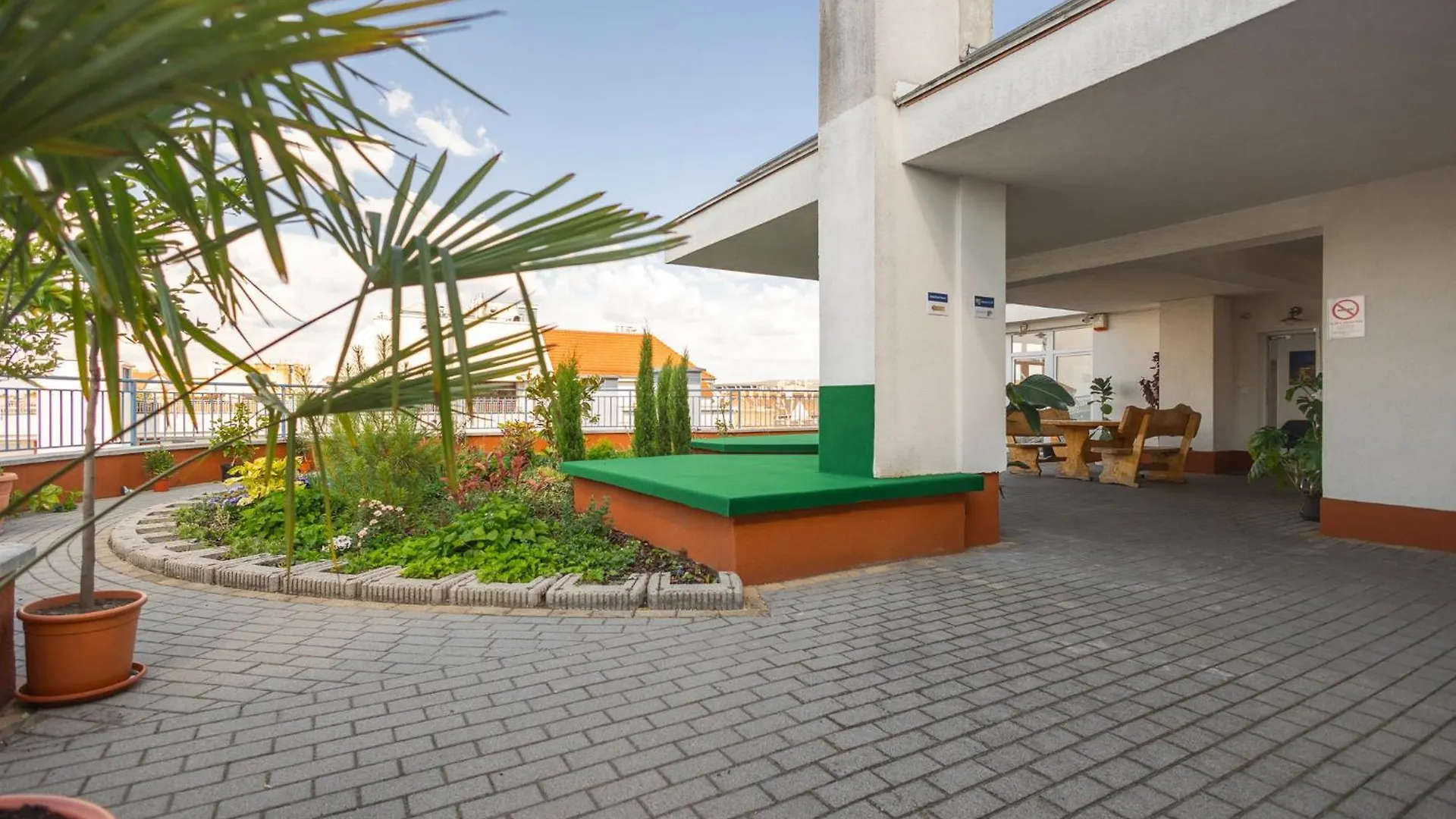 Rooftop City Residence With Deep Garage Budapest 3*,  Magyarország